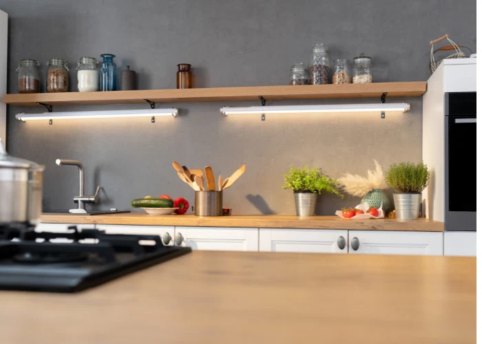 Cozinha decorada conjulgada com balcão